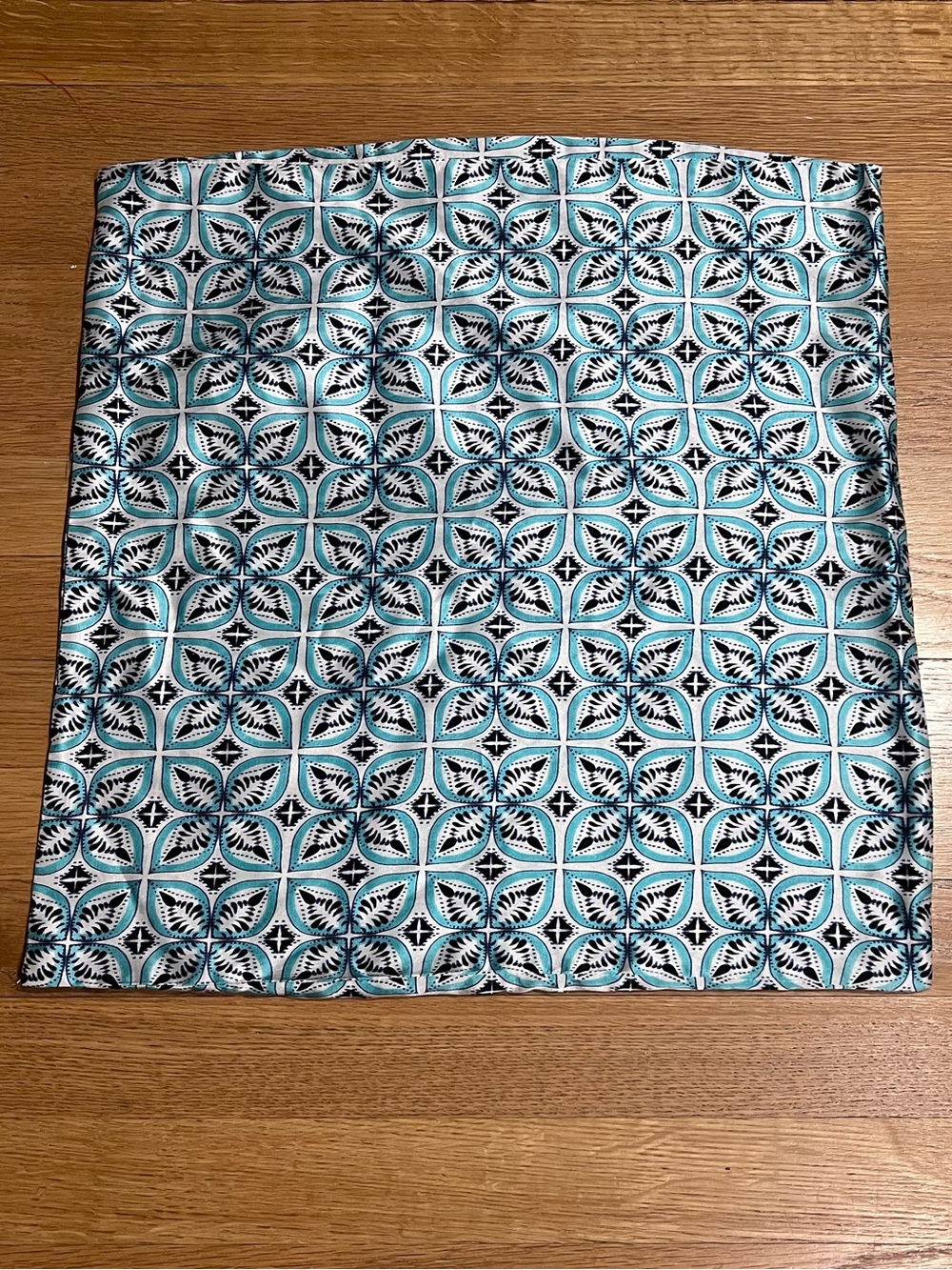 Pottery Barn Torrey Scarf Print Pillow Cover, Moroccan Print, Silk 18” x 18”